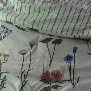 SLEEPBELLA KING SIZE FLORAL ON WHITE MICROFIBER UBERSOFT COMFORTER W/1 sham